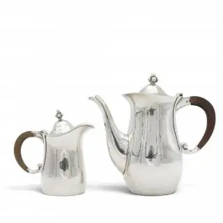 Tweedelig theeservies en set van zeven theelepeltjes, ca. 1930 – kavel bij Veilinggebouw De Zwaan, Amsterdam