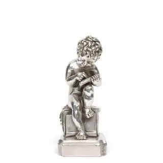 Sculptuur, lezende, zittende putto, naar Italiaans ontwerp van A. Santini – kavel bij Veilinggebouw De Zwaan, Amsterdam