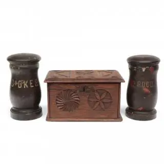 Twee houten pigment potten en kerfsnede kistje, 19e eeuw – kavel bij Veilinggebouw De Zwaan, Amsterdam