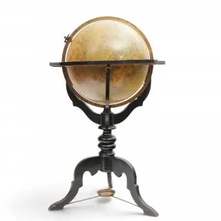 Aardglobe in zwart gelakte stoel met horizonring en kompas, circa 1880 – kavel bij Veilinggebouw De Zwaan, Amsterdam