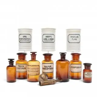 Diverse bruin glazen apothekersflessen en drie wit porseleinen zalfpotten, circa 1900 – kavel bij Veilinggebouw De Zwaan, Amsterdam