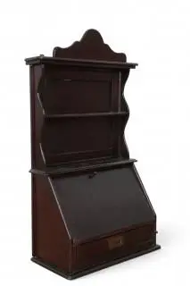 Bruin gebeitste eikenhouten hangmeubeltje, circa 1900 – kavel bij Veilinggebouw De Zwaan, Amsterdam