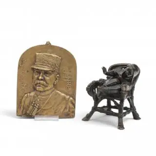 Bronzen sculptuur van kind in stoel en koperen plaquette Joffre – kavel bij Veilinggebouw De Zwaan, Amsterdam