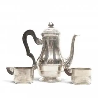 Pleet koffiekan en twee koffiebekers, circa 1900 – kavel bij Veilinggebouw De Zwaan, Amsterdam