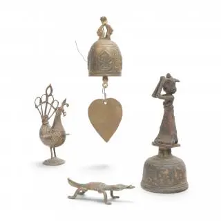 India, bronzen bel met figuur en bronzen pauw, Chinese bronzen bel en een koperen dierfiguur – kavel bij Veilinggebouw De Zwaan, Amsterdam