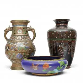 Japan, twee cloisonné vazen en een schaal, 20e eeuw – kavel bij Veilinggebouw De Zwaan, Amsterdam