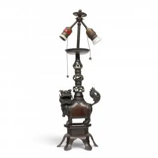 China, bronzen tafellamp met sculptuur van tempelleeuw – kavel bij Veilinggebouw De Zwaan, Amsterdam