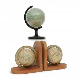 Paar houten boekensteunen met globes – kavel bij Veilinggebouw De Zwaan, Amsterdam