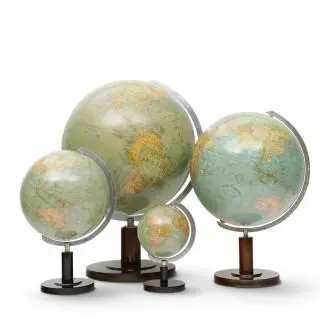 Vier aardglobes in verschillende grote, Columbus Verlag, eind 1930, begin 1940 – kavel bij Veilinggebouw De Zwaan, Amsterdam