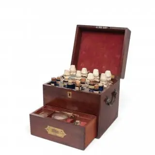 Engeland, mahoniehouten reisapotheek, 19e eeuw – kavel bij Veilinggebouw De Zwaan, Amsterdam