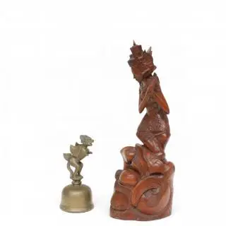 Balinees gestoken houten sculptuur en koperen bel, circa 1950 – kavel bij Veilinggebouw De Zwaan, Amsterdam