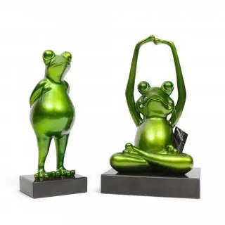 Twee kunststof sculpturen van kikkers op zwart hardstenen sokkels, 20e eeuw – kavel bij Veilinggebouw De Zwaan, Amsterdam