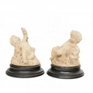 Twee decoratieve beelden naar de klassieken, putti, vroeg 20e eeuw – kavel bij Veilinggebouw De Zwaan, Amsterdam