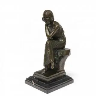 Decoratief bronzen art deco stijl sculptuur, vrouw op kruk, 2e helft 20e eeuw – kavel bij Veilinggebouw De Zwaan, Amsterdam