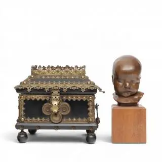 Gezwart houten kist met koperen monturen en aardewerk buste, circa 1900 – kavel bij Veilinggebouw De Zwaan, Amsterdam