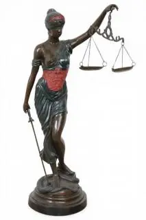 Deels gepolychromeerd metalen sculptuur, Vrouwe Justitia, 20e eeuw – kavel bij Veilinggebouw De Zwaan, Amsterdam