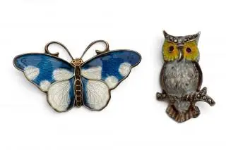 Two enameled silver brooches – kavel bij Veilinggebouw De Zwaan, Amsterdam