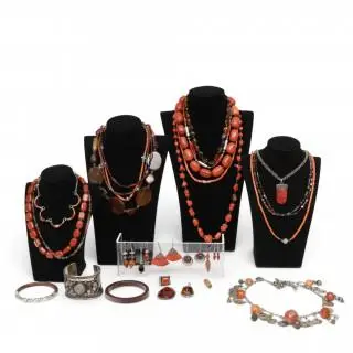 Een collectie zilveren sieraden in roodtinten – kavel bij Veilinggebouw De Zwaan, Amsterdam