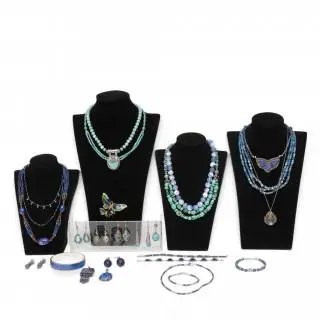 Een collectie sieraden in blauwtinten – kavel bij Veilinggebouw De Zwaan, Amsterdam