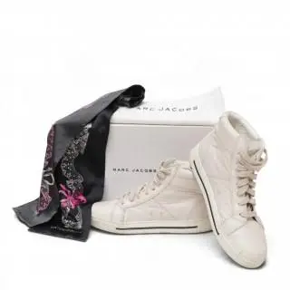 Set of Marc by Marc Jacobs sneakers and Viktor & Rolf silk scarf – kavel bij Veilinggebouw De Zwaan, Amsterdam