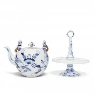 Meissen, blauw wit porseleinen theepot en eierrek, 20e eeuw – kavel bij Veilinggebouw De Zwaan, Amsterdam