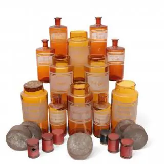 Frankrijk, zes amberkleurige apothekerspotten en zes amberkleurige apothekersflessen, circa 1900 – kavel bij Veilinggebouw De Zwaan, Amsterdam