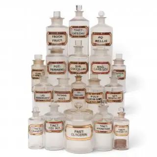 Achttien blank glazen apothekersflessen, circa 1900 – kavel bij Veilinggebouw De Zwaan, Amsterdam