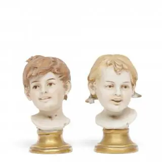 Paar biscuit miniatuur bustes, jongen en meisje, Bennachio, circa 1900 – kavel bij Veilinggebouw De Zwaan, Amsterdam