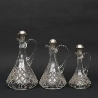 Drie kristallen geslepen karaffen, circa 1900 – kavel bij Veilinggebouw De Zwaan, Amsterdam