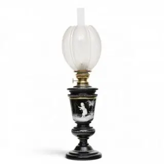 Engeland, Mary Gregory stijl, zwart glazen olielamp, vroeg 20e eeuw – kavel bij Veilinggebouw De Zwaan, Amsterdam