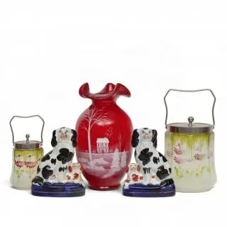 Frankrijk/Engeland, twee Staffordshire honden, twee art nouveau dekselpotten en een rode vaas, 20e eeuw – kavel bij Veilinggebouw De Zwaan, Amsterdam