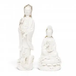 China, twee witgeglazuurde beelden van Guanyin, modern – kavel bij Veilinggebouw De Zwaan, Amsterdam