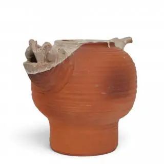 Kees Hoogendam (1941), terracotta schenkkan – kavel bij Veilinggebouw De Zwaan, Amsterdam