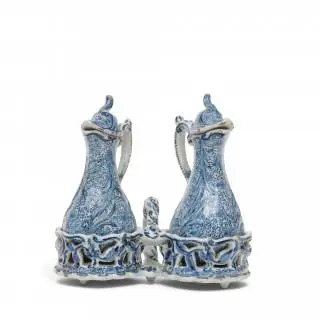 Delft, een blauwwit aardewerken olie- en azijnstel in houder, de houder gemerkt Anthonij Pennis voor De Twee Scheepjes, 1750-1770 – kavel bij Veilinggebouw De Zwaan, Amsterdam