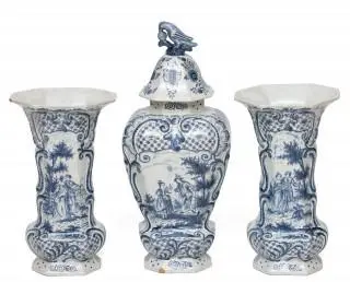 Delft, een groot blauwwit aardewerken driedelig kaststel, 18e eeuw – kavel bij Veilinggebouw De Zwaan, Amsterdam