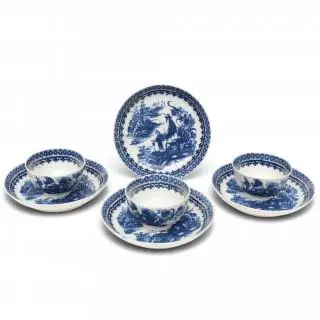 Caughley Porcelain, een set van drie blauwwit transferprint aardewerken kopjes en vier schoteltjes, laat 18e eeuw – kavel bij Veilinggebouw De Zwaan, Amsterdam