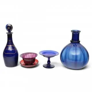 Vijf stuks blauw en rood glas, Empire en Biedermeier, 19e eeuw – kavel bij Veilinggebouw De Zwaan, Amsterdam