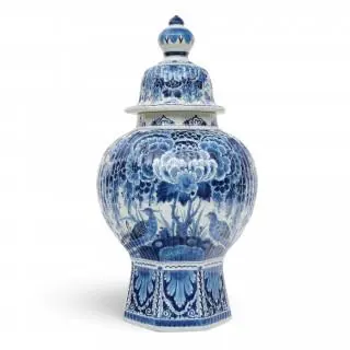 Delft, een blauwwit aardewerken dekselpot, gemerkt voor de Porceleyne fles, 1961 – kavel bij Veilinggebouw De Zwaan, Amsterdam