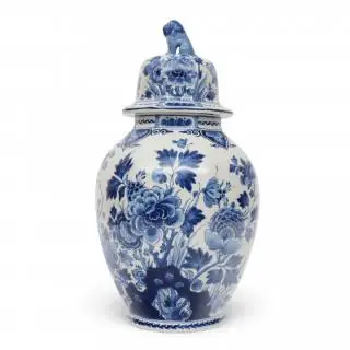 Delft, een blauwwit aardewerken dekselvaas, gemerkt voor de Porceleyne fles, 1953 – kavel bij Veilinggebouw De Zwaan, Amsterdam