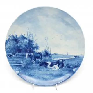 Delft, een blauwwit aardewerken bord, gemerkt B. Nadorp voor de Porceleyne fles, 1957 – kavel bij Veilinggebouw De Zwaan, Amsterdam
