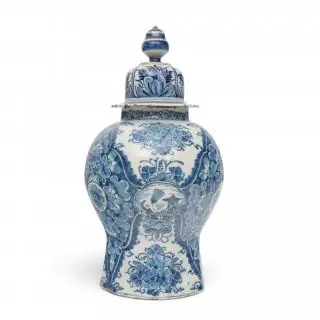 Delft, een blauwwit aardewerken balusterpot en deksel, 18e eeuw – kavel bij Veilinggebouw De Zwaan, Amsterdam
