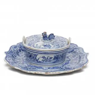 Delft, blauw wit aardewerk botervloot, 18e eeuw – kavel bij Veilinggebouw De Zwaan, Amsterdam