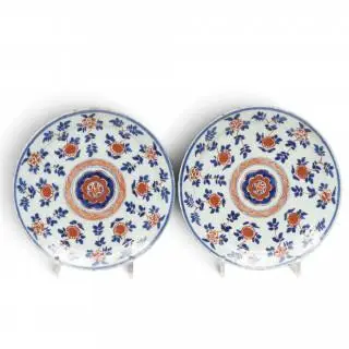 Delft, een paar polychrrom aardewerk 'Imari' borden, 18e eeuw – kavel bij Veilinggebouw De Zwaan, Amsterdam