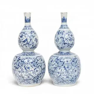 Delft, paar blauw wit aardewerk calabasvormige vazen, eind 17e/vroeg 18e eeuw – kavel bij Veilinggebouw De Zwaan, Amsterdam