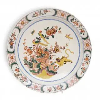 Delft, polychroom geschilderde aardewerk schotel, Chinoiserie, 18e eeuw – kavel bij Veilinggebouw De Zwaan, Amsterdam