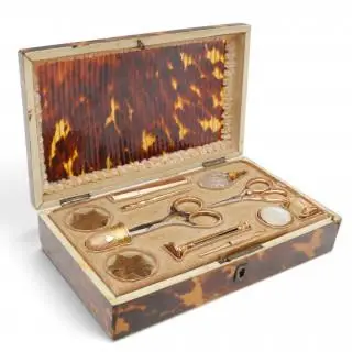 Gouden naaigarnituur is schildpad kist, circa 1840 – kavel bij Veilinggebouw De Zwaan, Amsterdam