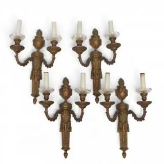 Frankrijk, set van vier verguld bronzen tweelichts wandlusters, Louis XVI stijl, 19e eeuw – kavel bij Veilinggebouw De Zwaan, Amsterdam