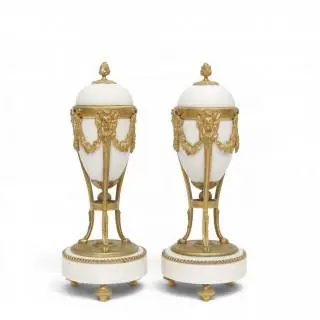Frankrijk, paar wit marmeren en verguld bronzen cassolettes, Louis XVI stijl, 19e eeuw – kavel bij Veilinggebouw De Zwaan, Amsterdam