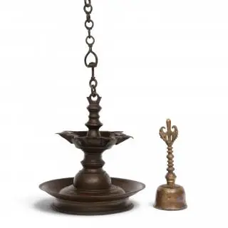 Indië, bruin gepatineerd bronzen olielamp met kettinghaak, ca 1900 – kavel bij Veilinggebouw De Zwaan, Amsterdam