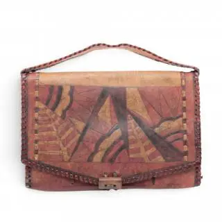 Cris Agterberg (1883-1948), gebatikt leren tas met reliëf en kleurdruk, circa 1925 – kavel bij Veilinggebouw De Zwaan, Amsterdam